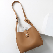 Bolsa feminina média em couro genuíno caramelo com nécessaire - Sereinna