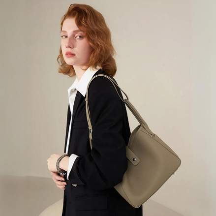 Bolsa feminina média em couro genuíno cáqui com nécessaire - Sereinna