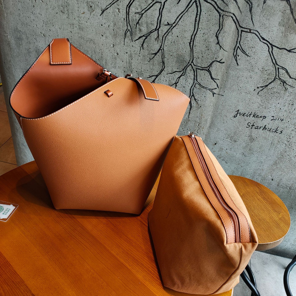 Bolsa feminina grande em couro genuíno caramelo com Organizador Interno  - Sereinna