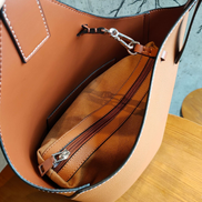 Bolsa feminina grande em couro genuíno caramelo com Organizador Interno  - Sereinna