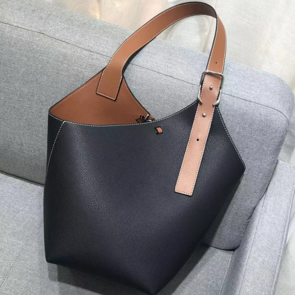 Bolsa feminina grande em couro genuíno preta com Organizador Interno  - Sereinna