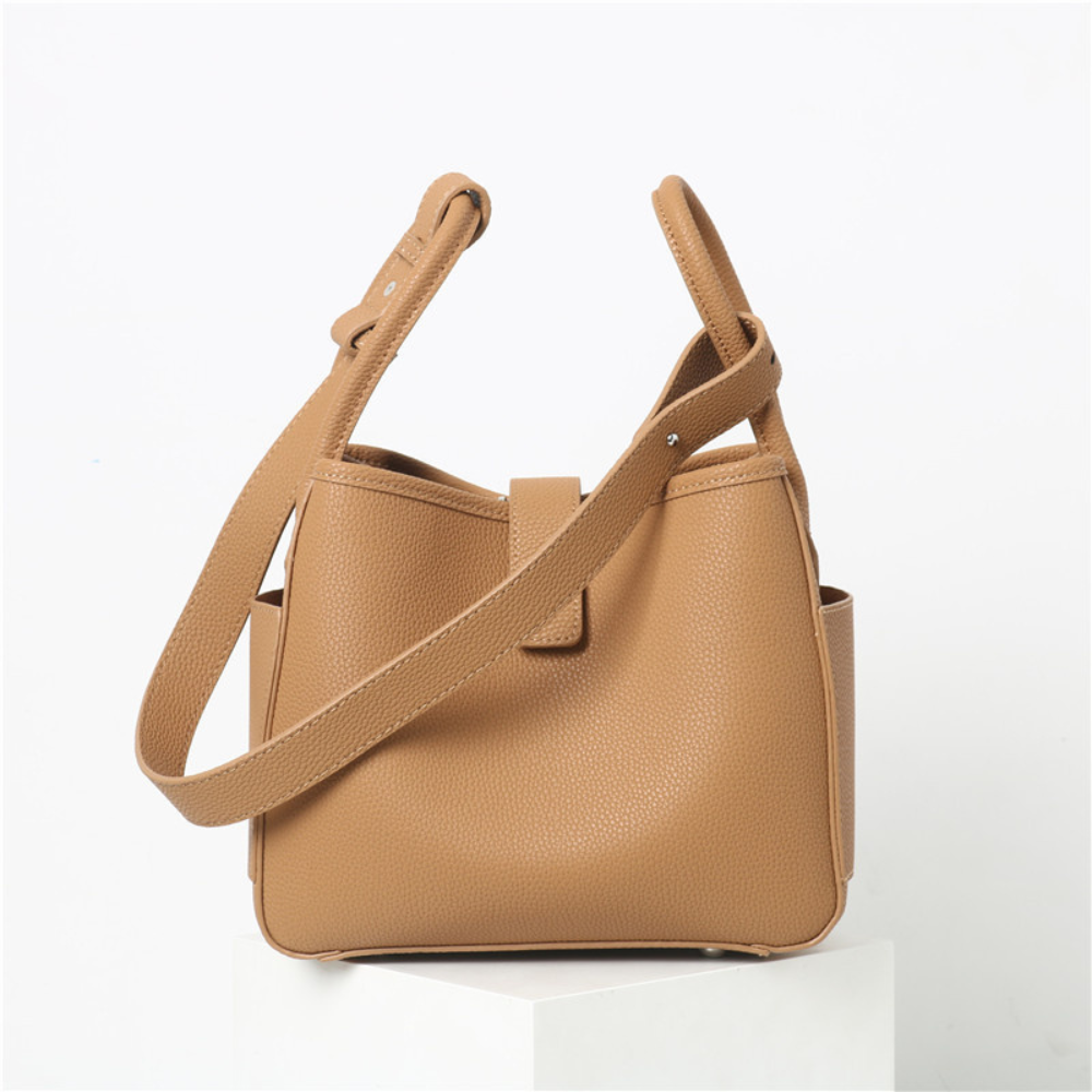 Bolsa feminina média em couro genuíno caramelo com nécessaire - Sereinna