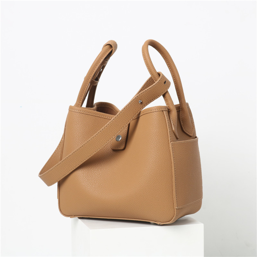 Bolsa feminina média em couro genuíno caramelo com nécessaire - Sereinna