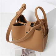 Bolsa feminina média em couro genuíno caramelo com nécessaire - Sereinna