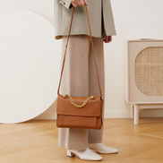 Bolsa feminina média em couro genuíno caramelo, com correntes - Sereinna
