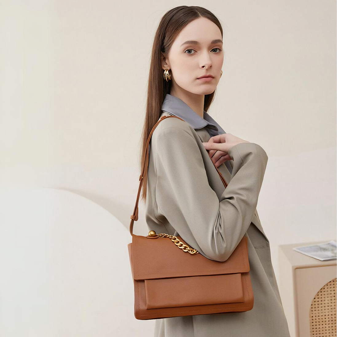 Bolsa feminina média em couro genuíno caramelo, com correntes - Sereinna