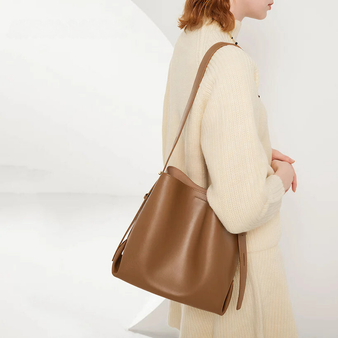 Bolsa feminina média em couro genuíno marrom - Sereinna