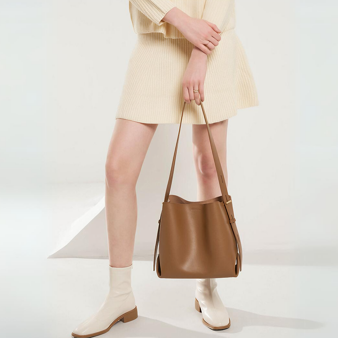 Bolsa feminina média em couro genuíno marrom - Sereinna