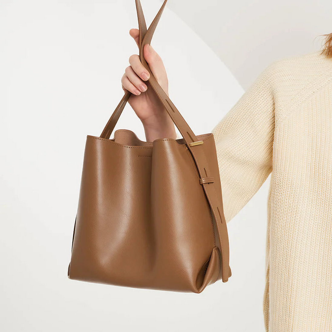 Bolsa feminina média em couro genuíno marrom - Sereinna