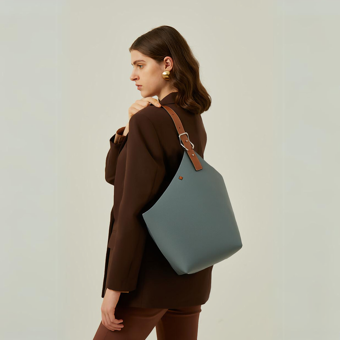 Bolsa feminina grande em couro genuíno azul com Organizador Interno  - Sereinna