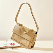 Bolsa feminina média em couro genuíno bege, com correntes - Sereinna