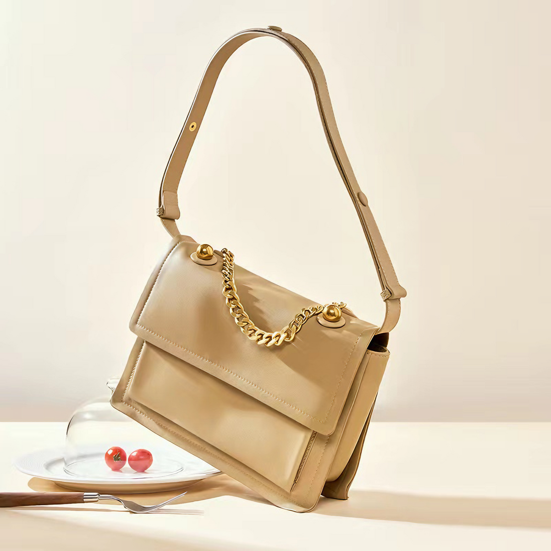 Bolsa feminina média em couro genuíno bege, com correntes - Sereinna
