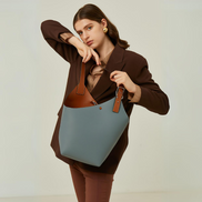 Bolsa feminina grande em couro genuíno azul com Organizador Interno  - Sereinna