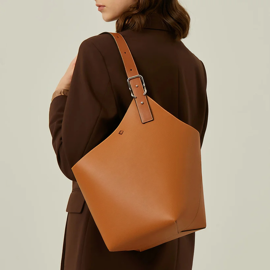 Bolsa feminina grande em couro genuíno caramelo com Organizador Interno  - Sereinna