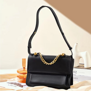 Bolsa feminina média em couro genuíno preta, com correntes - Sereinna