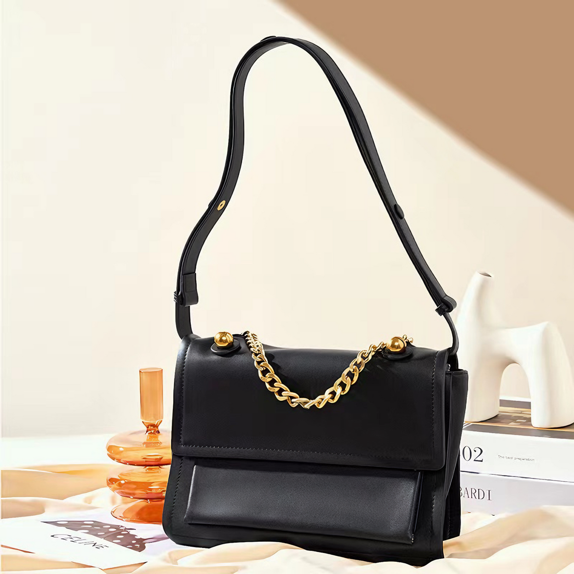 Bolsa feminina média em couro genuíno preta, com correntes - Sereinna