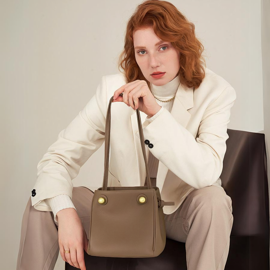Bolsa pequena em couro genuíno marrom com correntes e organizador interno - sereinna