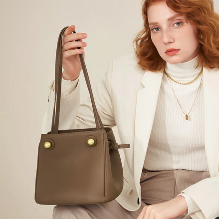 Bolsa pequena em couro genuíno marrom com correntes e organizador interno - sereinna