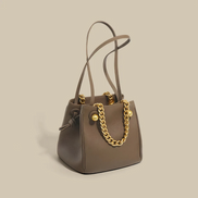 Bolsa pequena em couro genuíno marrom com correntes e organizador interno - sereinna