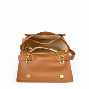 Bolsa feminina média em couro genuíno caramelo, com correntes - Sereinna