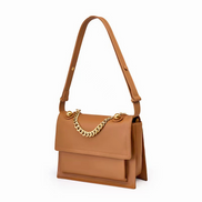 Bolsa feminina média em couro genuíno caramelo, com correntes - Sereinna