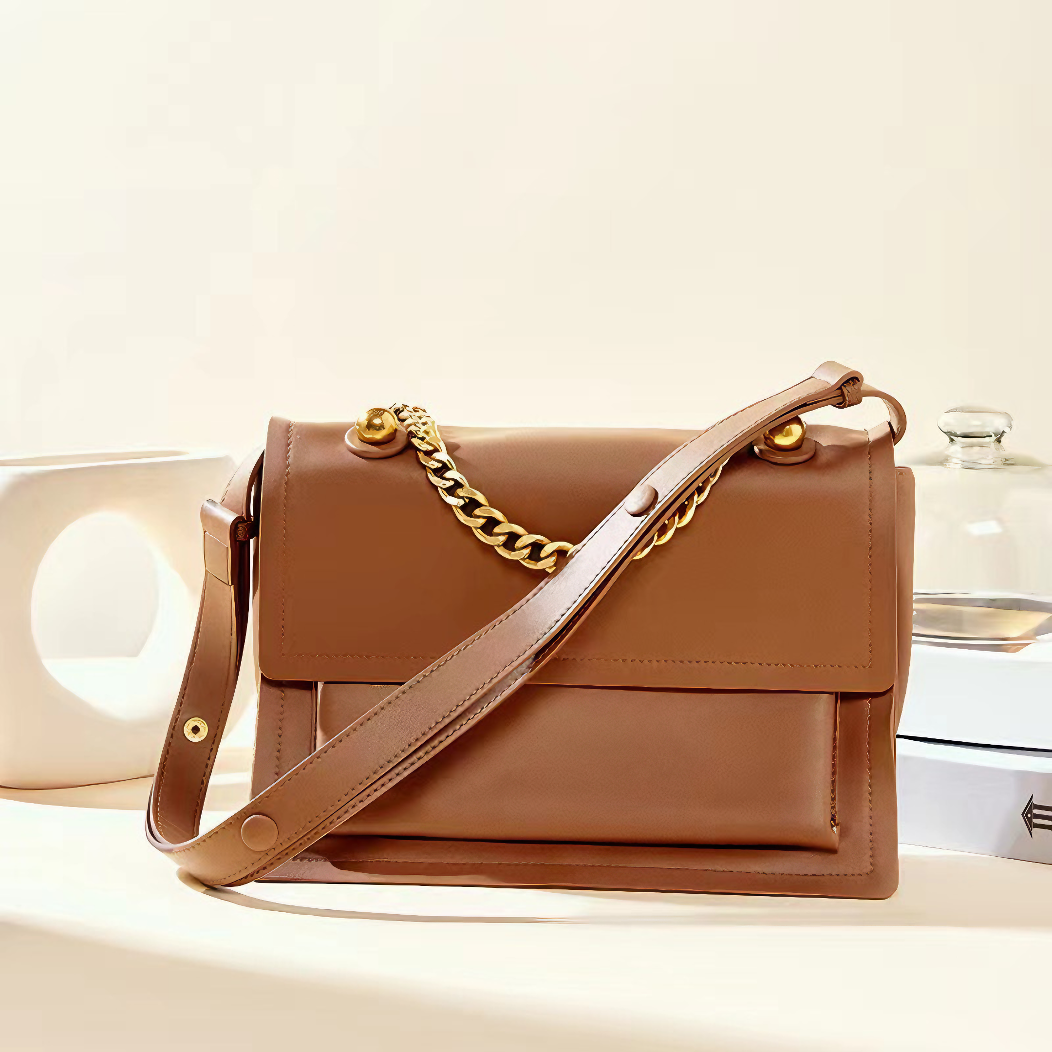 Bolsa feminina média em couro genuíno caramelo, com correntes - Sereinna