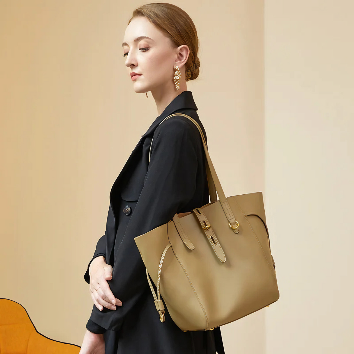 Bolsa Grande em Couro Genuino Dourada com Organizador Interno - Sereinna