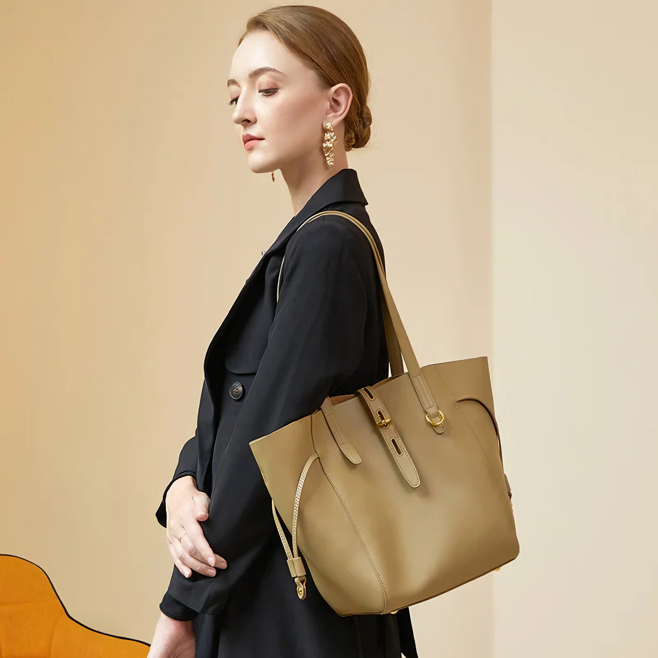 Bolsa Grande em Couro Genuino Dourada com Organizador Interno - Sereinna
