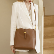 Bolsa feminina média em couro genuíno caramelo com nécessaire - Sereinna