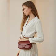 Bolsa Feminina Pequena em Couro Split Vermelha com Correntes - Sereinna