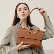 Bolsa feminina média em couro genuíno caramelo, com correntes - Sereinna