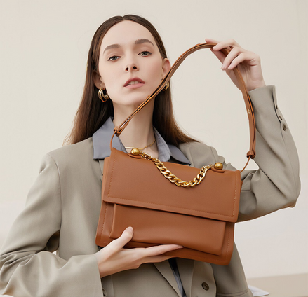 Bolsa feminina média em couro genuíno caramelo, com correntes - Sereinna