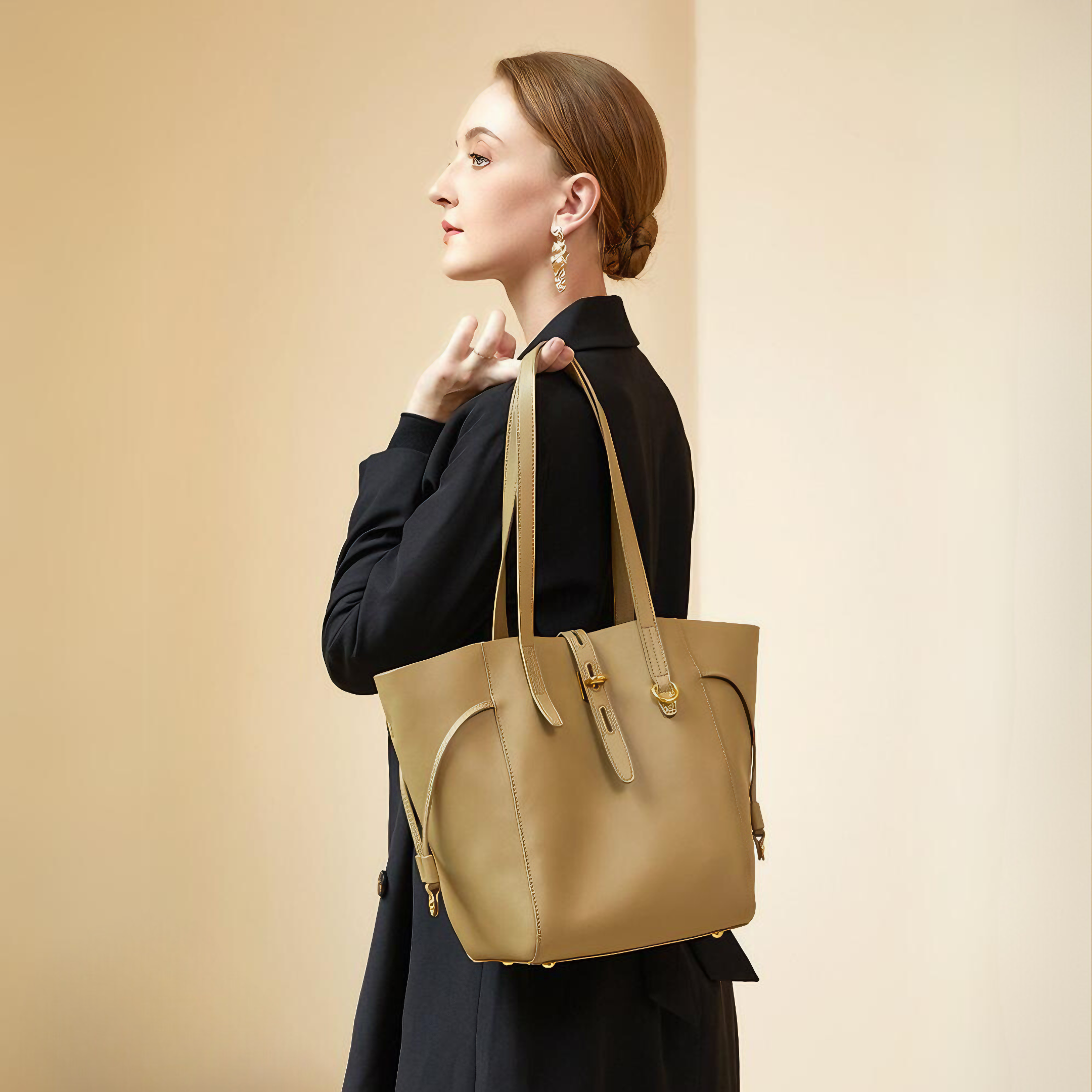 Bolsa Grande em Couro Genuino Dourada com Organizador Interno - Sereinna