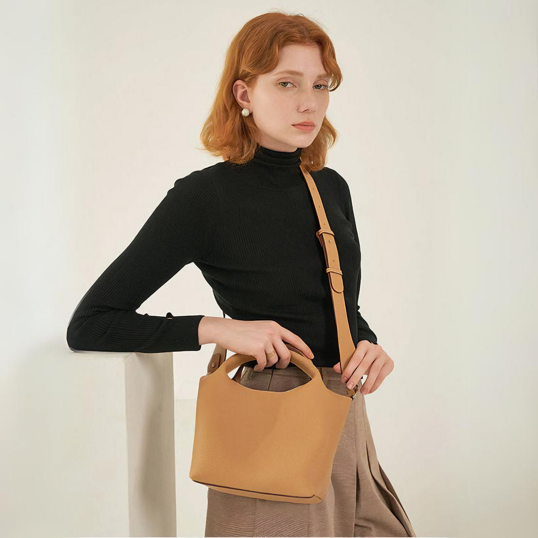 Bolsa Pequena em Couro Genuino Marrom com Organizador Interno - Sereinna