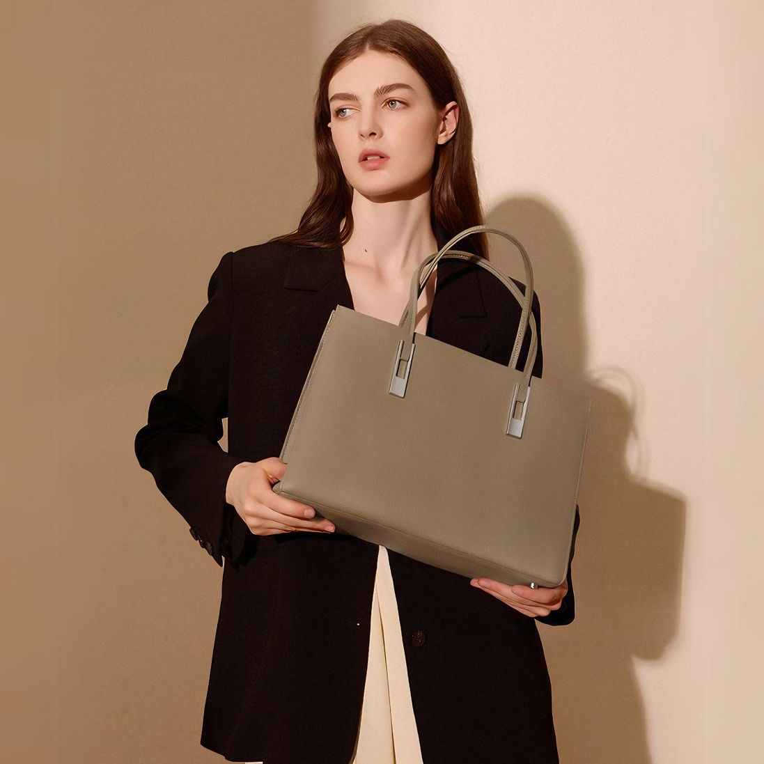 Bolsa feminina grande em couro genuíno cinza - Sereinna