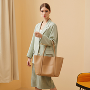 Bolsa Feminina Grande em Couro Genuino Marrom com Organizador Interno - Sereinna