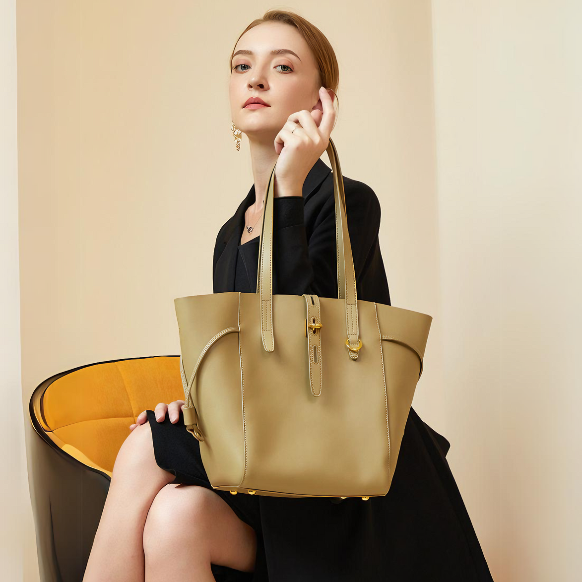 Bolsa Grande em Couro Genuino Dourada com Organizador Interno - Sereinna