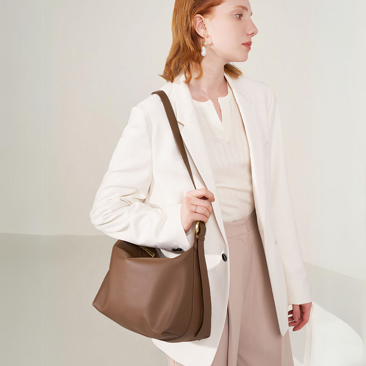 Bolsa feminina média em couro genuíno marrom - Sereinna