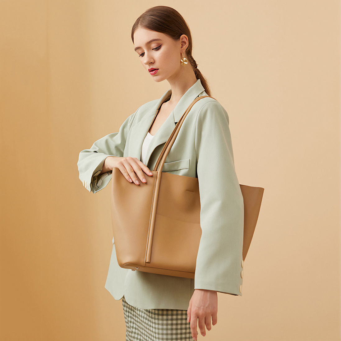 Bolsa Feminina Grande em Couro Genuino Marrom com Organizador Interno - Sereinna