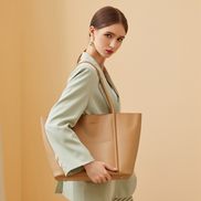 Bolsa Feminina Grande em Couro Genuino Marrom com Organizador Interno - Sereinna