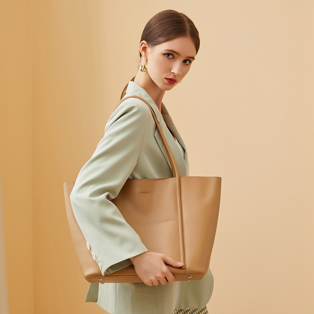 Bolsa Feminina Grande em Couro Genuino Marrom com Organizador Interno - Sereinna