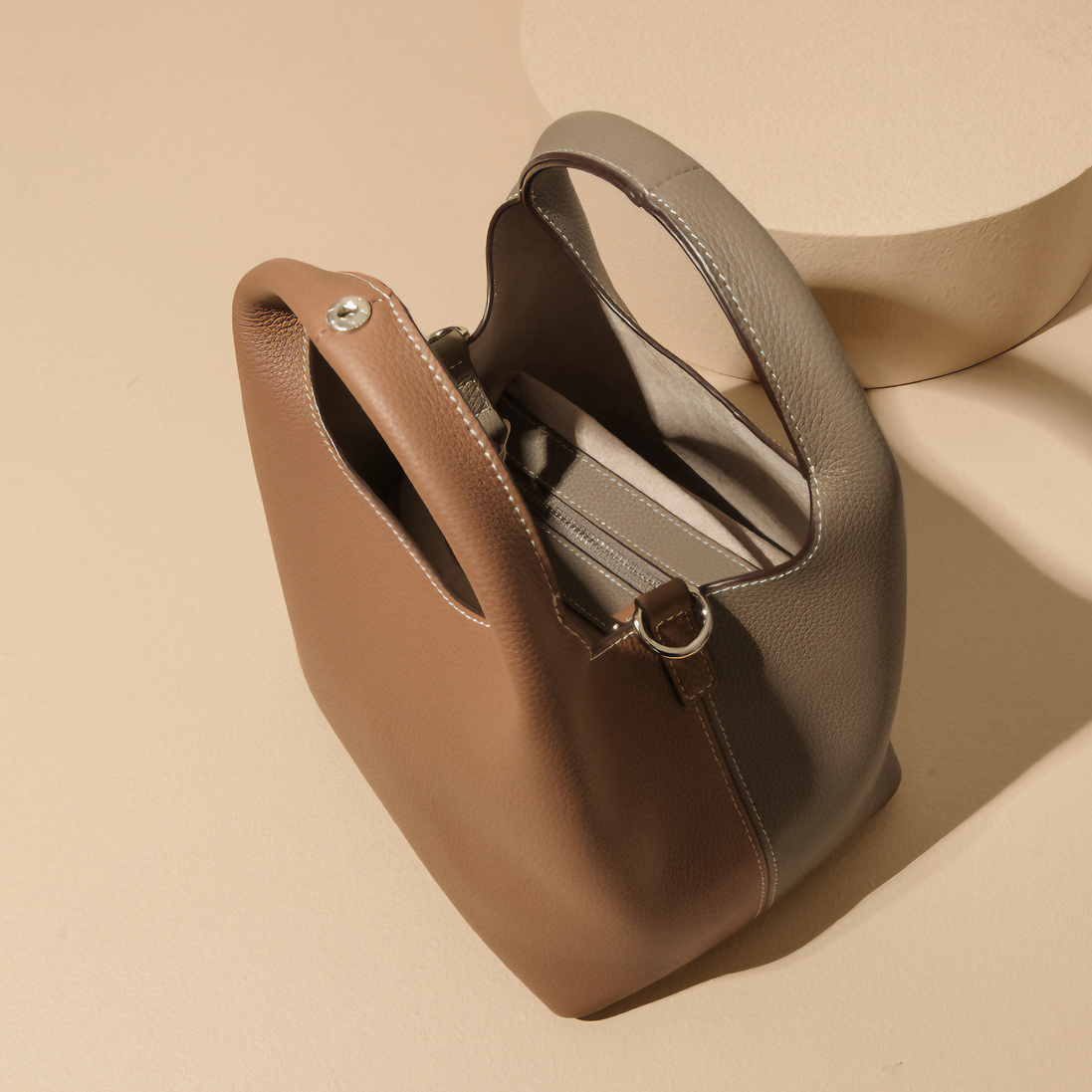 Bolsa Pequena em Couro Genuino Marrom com Organizador Interno - Sereinna