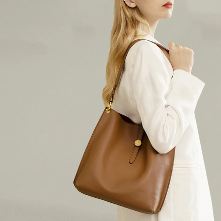 Bolsa feminina média em couro genuíno caramelo com nécessaire - Sereinna