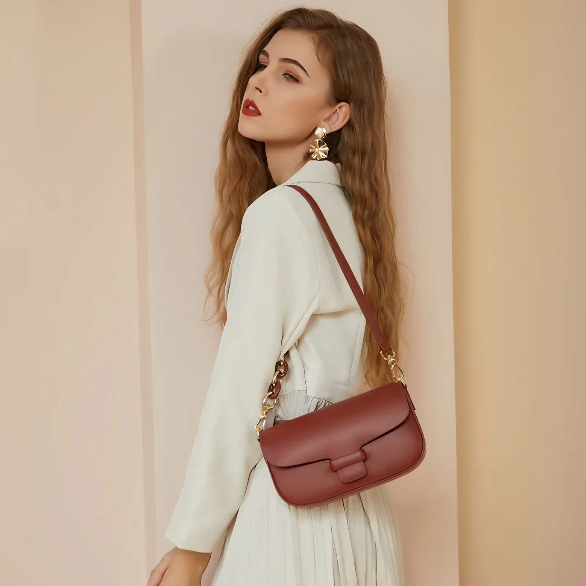 Bolsa Feminina Pequena em Couro Split Vermelha com Correntes - Sereinna