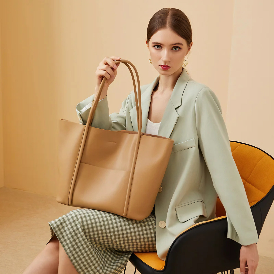 Bolsa Feminina Grande em Couro Genuino Marrom com Organizador Interno - Sereinna