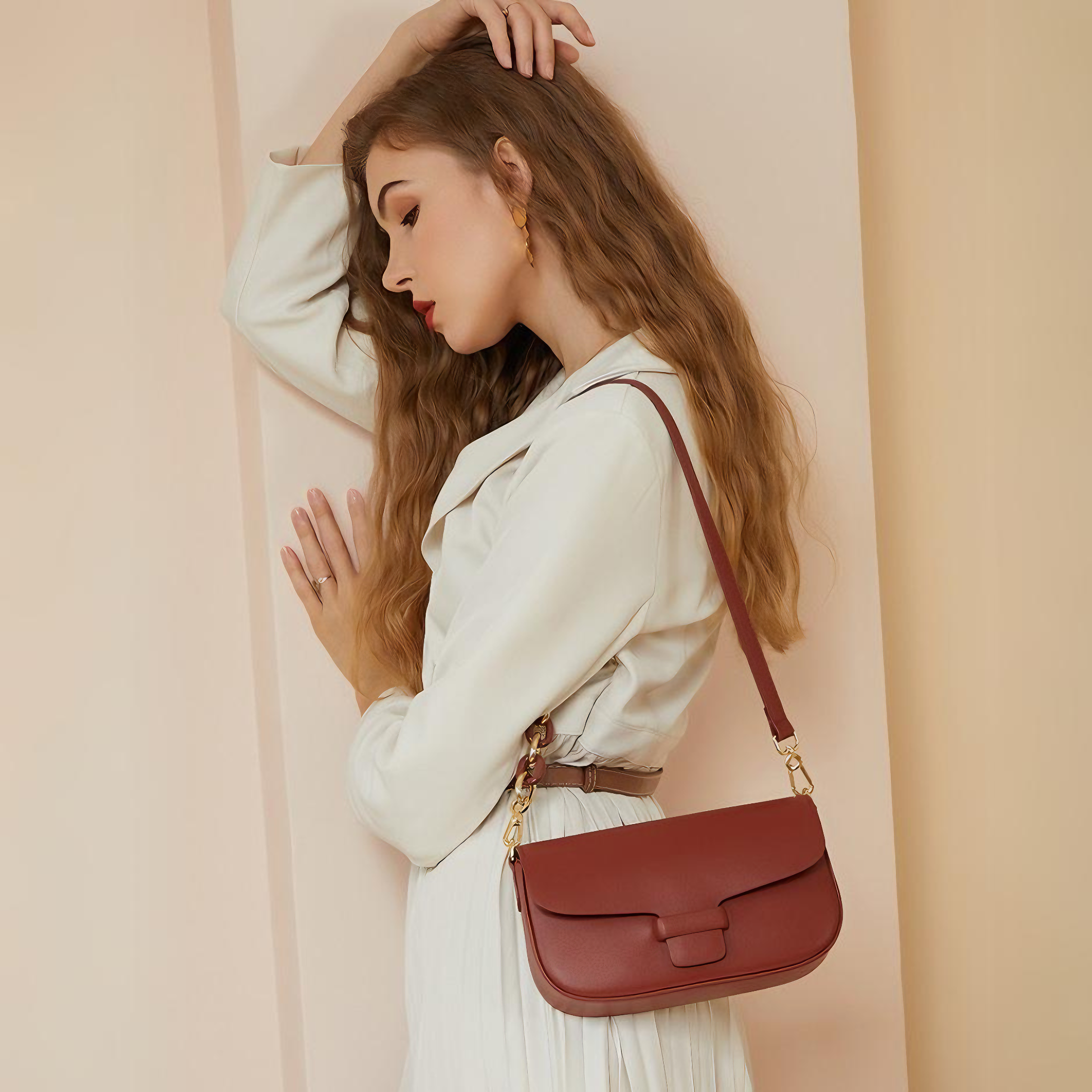 Bolsa Feminina Pequena em Couro Split Vermelha com Correntes - Sereinna