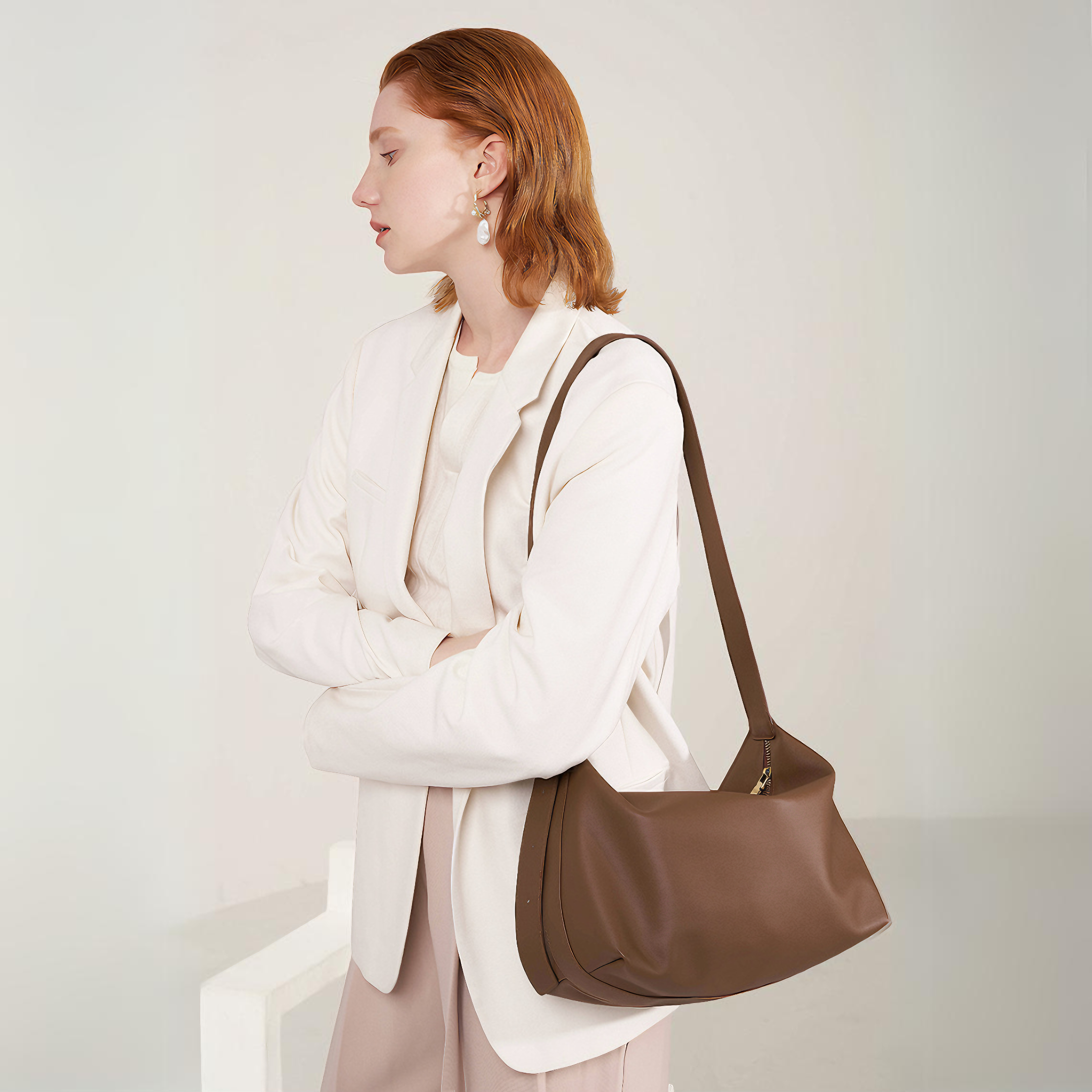 Bolsa feminina média em couro genuíno marrom - Sereinna