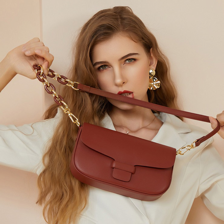 Bolsa Feminina Pequena em Couro Split Vermelha com Correntes - Sereinna