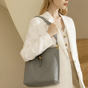 Bolsa feminina média em couro genuíno azul com nécessaire - Sereinna
