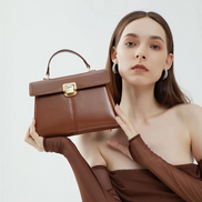 Bolsa feminina pequena em couro genuíno marrom - Sereinna